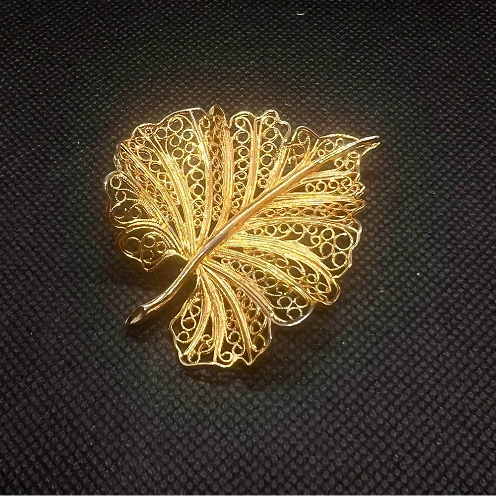 Vintage LISNER Gold Tone Filigree Leaf Brooch Pin 2”‎ Marked